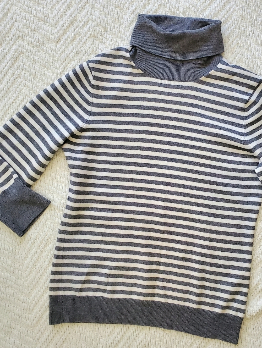 ☀️FLASH SALE!!☀️ Y2K Banana Replublic Silk Cashmere Blend Turtleneck Sweater